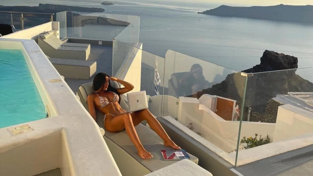 woman using sugar daddy sites
