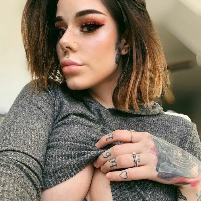 simone v Profile image 1